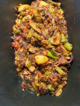 Geröstetes Gemüse in einem Bräter