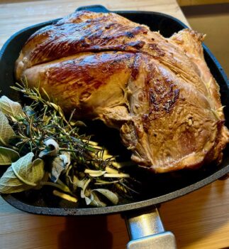 Lammkeule angebraten von allen Seiten in einer Harecker Viereckpfanne.