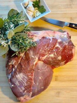 Lammkeule am Knochen ca. 3 kg mit Knoblauch gespickt.