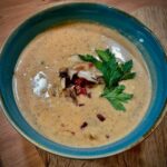 Cremige Maronensuppe mit Pilzen, knusprigem Speck und Petersilie in blauer Schale. Harecker Winter Rezept.