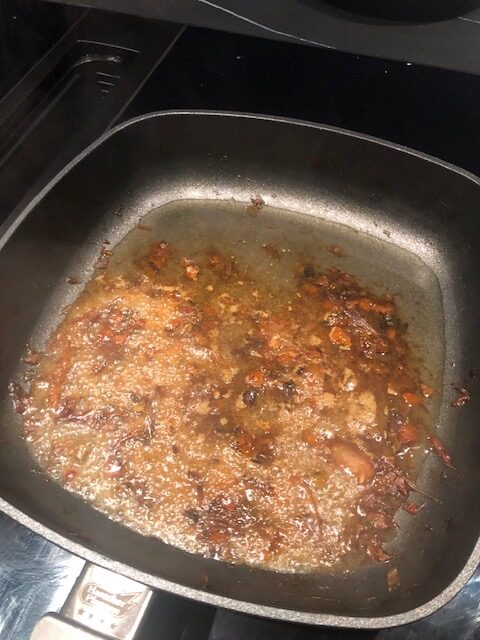 erschmutzte Harecker Pfanne mit Bratrückständen vor der Reinigung – Tipps für beschichtete Pfannen