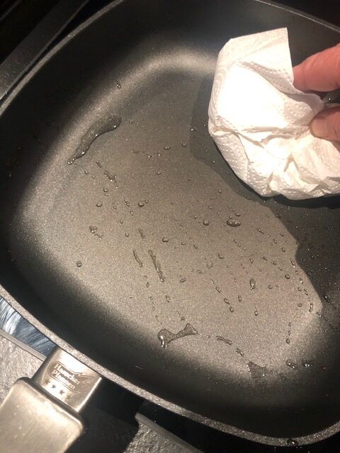 Pfannenpflege Anleitung: Beschichtete Pfanne nach der Reinigung mit Küchenpapier auswischen und trocknen.