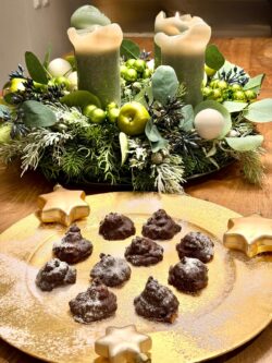 Lebkuchen ohne Mehl und Kristallzucker auf einem goldenen Teller angerichtet. Passt super zur Adventszeit.