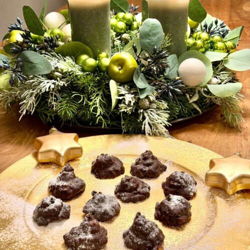 Lebkuchen ohne Mehl und Kristallzucker auf einem goldenen Teller angerichtet. Passt super zur Adventszeit.