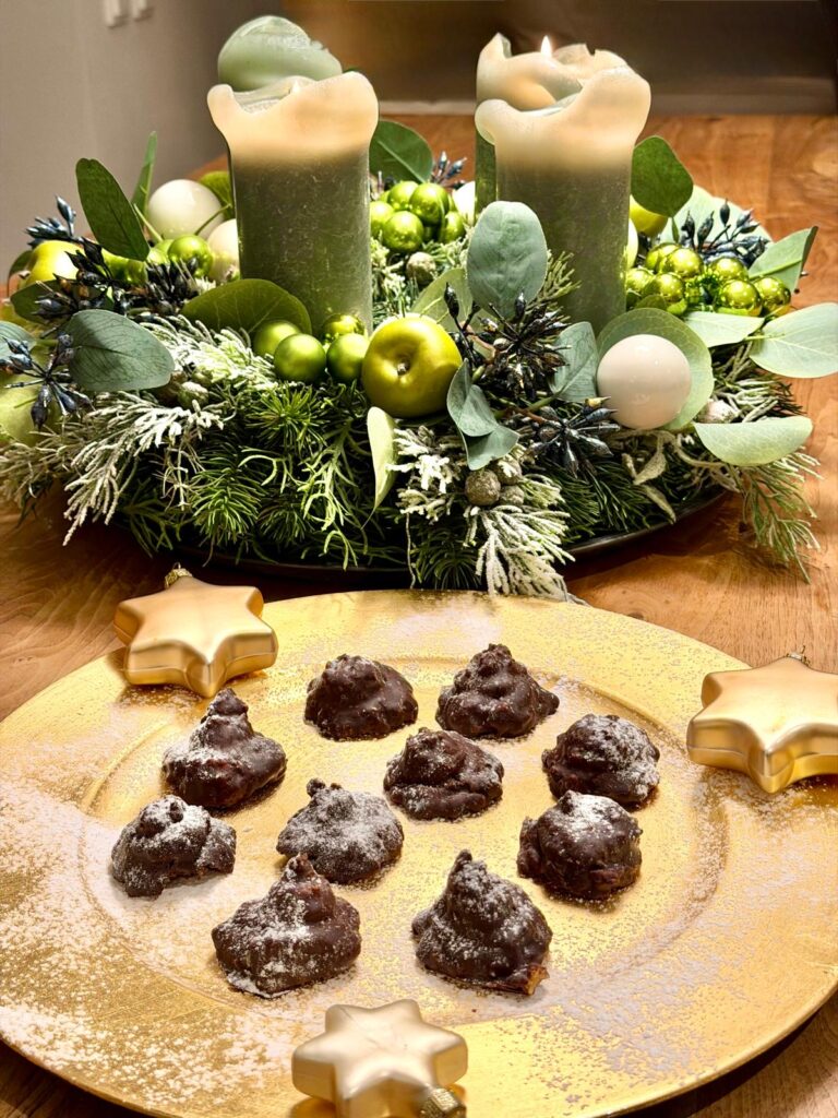 Lebkuchen ohne Mehl und Kristallzucker auf einem goldenen Teller angerichtet. Passt super zur Adventszeit.
