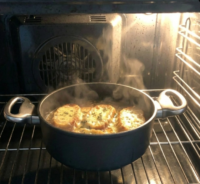 Französische Zwiebelsuppe mit goldbrauner Käsekruste, die im ofenfesten Harecker Kochtopf direkt im Backofen überbacken wird.