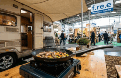 Pfannen Harecker Hochrandpfanne auf einem Campingkocher vor einem Wohnmobil auf der f.re.e Messe München 2026