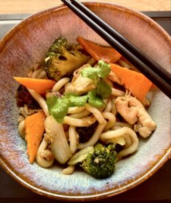 Gebratene vietnamesische Nudeln mit Hähnchen und Gemüse