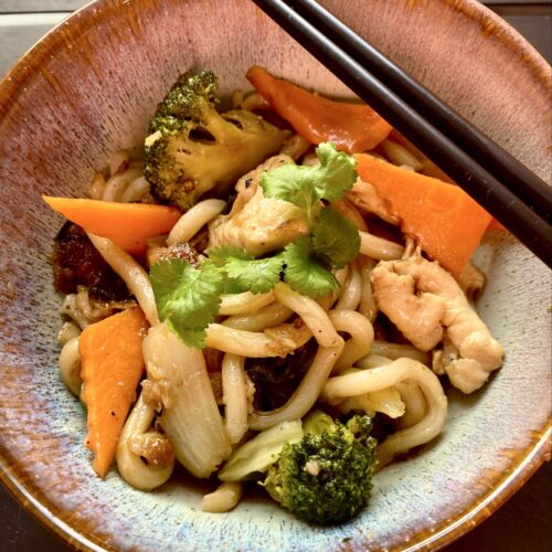 Gebratene vietnamesische Nudeln mit Hähnchen und Gemüse