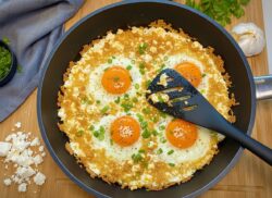 Spiegeleier mit knusprigem Feta-Rand, perfekt zubereitet in einer langlebigen Pfannen Harecker Qualität, servierfertig mit frischen Kräutern.