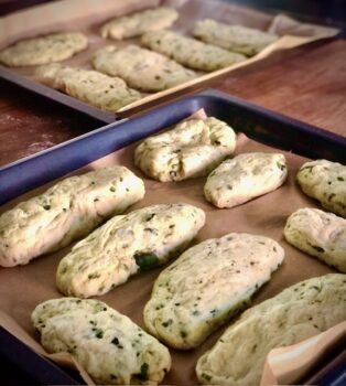Bärlauch-Fougasse in kleine Bärlauch-Fougasse Stücke länglich geformt auf zwei Backblechen verteilt.