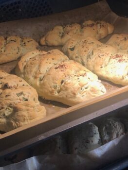 Bärlauch-Fougasse im Ofen kurz bevor sie knusprig braun herauskommen. Es duftet nach frisch gebackenen Brot und Bärlauch in der Küche.