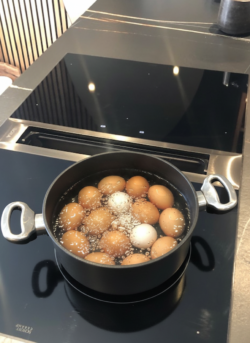 Klassische Soleier beim einkochen in einem Topf mit sprudelndem Wasser für Ostern zum einlegen.