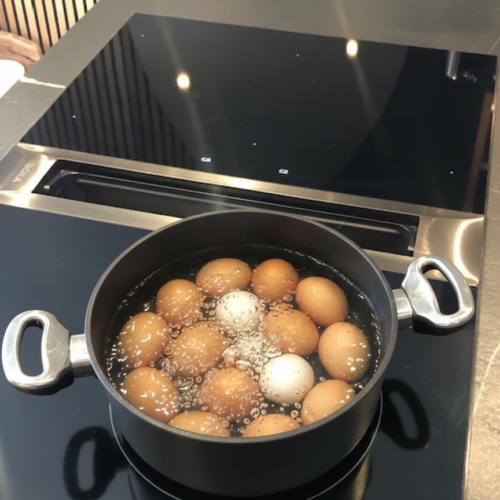 Klassische Soleier beim einkochen in einem Topf mit sprudelndem Wasser für Ostern zum einlegen.