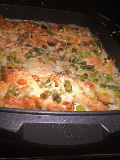 Cannelloni gefüllt mit Spargel und Schinken als Auflauf in einer schwarzen Auflaufform von Pfannen Harecker knusprig überbacken im Ofen.